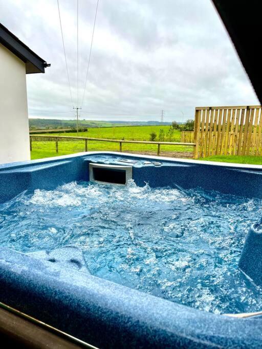 New! Country Boutique Escape . Hot Tub Weare Giffard